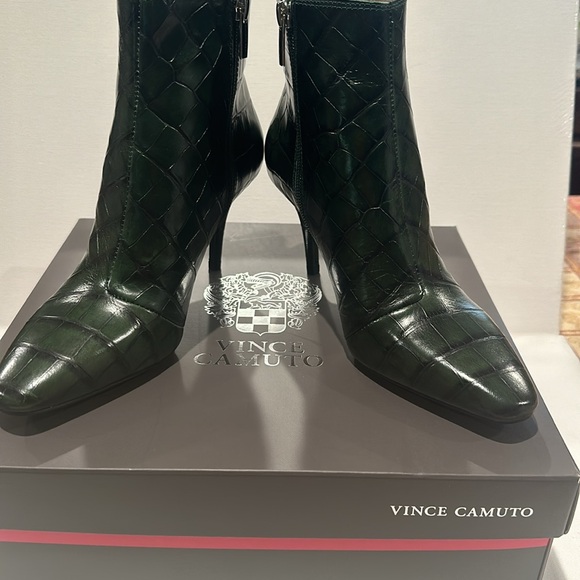 Vince CAMUTO Green Croco-Embossed Ankle Boots with inside zipper and elastic. - Picture 10 of 10